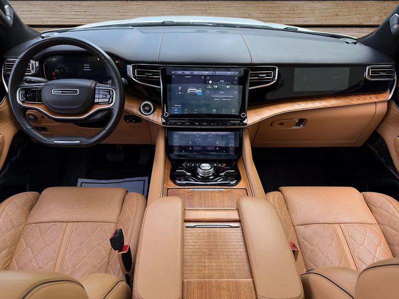 Jeep Grand Wagoneer (2022) + SERIES III + DPH + FULL + - fotka 34 z 36