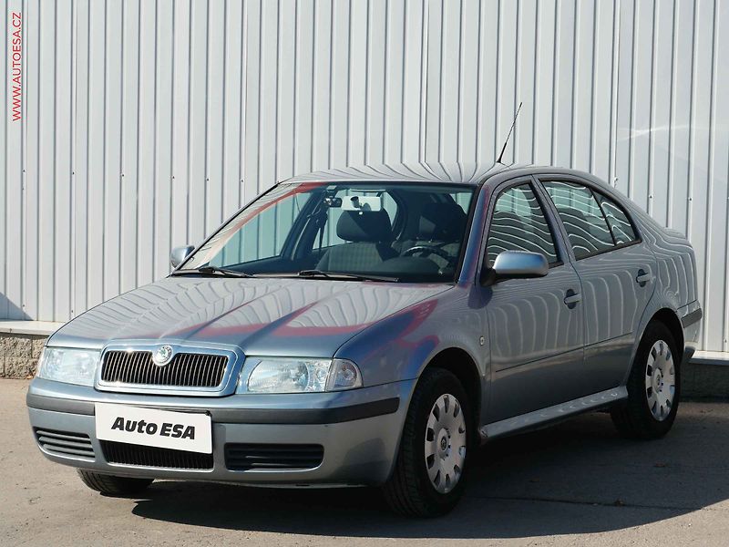 Škoda Octavia (2004) 1.6 MPi, 2.maj,ČR, Park.asist - fotka 3 z 14
