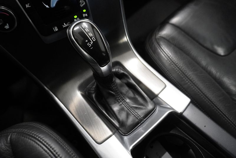 Volvo XC60 2,4 D5 AWD AUTOMAT - fotka 28 z 38