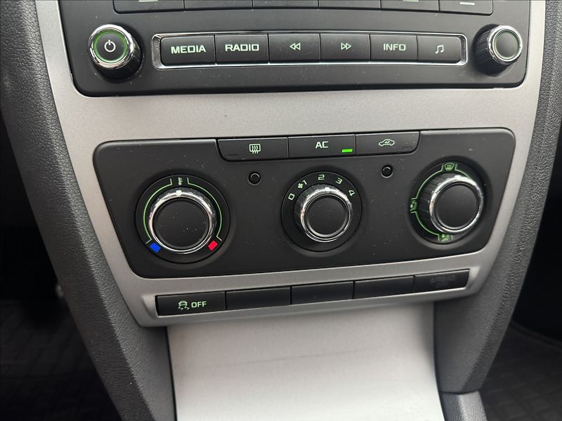 Škoda Octavia 2,0 103kW DPH 2X SADY KOL ČR - fotka 15 z 25
