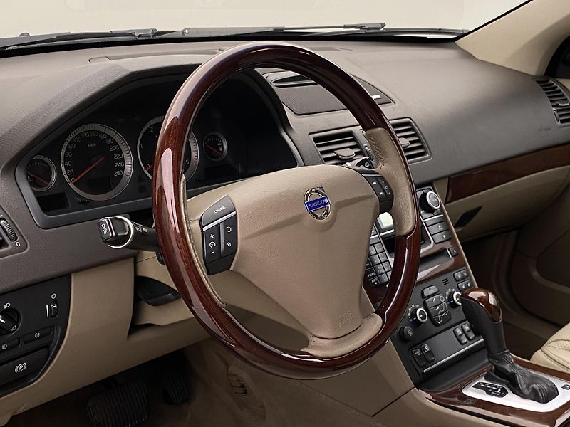 Volvo XC90 D5 AWD EXECUTIVE AUT CZ 7míst - fotka 18 z 37