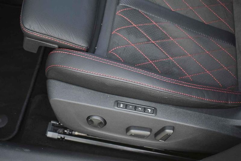Auto si skvěle rozumí s táhlými zatáčkami