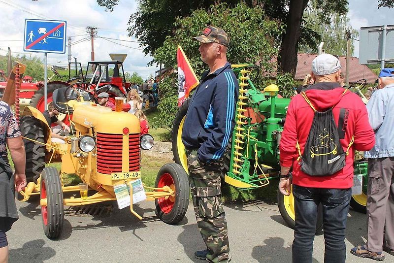 Setkání starých traktorů a veteránů v Brnířově na Domažlicku