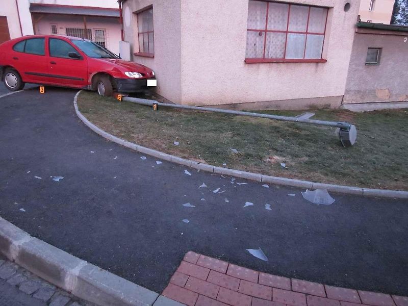 Sedmnáctiletý opilý mladík naboural v Nýrsku matčino auto.