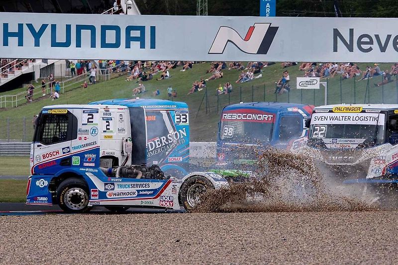O víkendu se uskuteční jeden z vrcholů motoristické sezony na Autodromu Most. Pojedou se zde závody Czech Truck Prix a evropské série NASCAR. Ambasadorem podniku je vítěz letošní Dakar Rally Martin Macík. Foto: Se svolením Autodromu Most