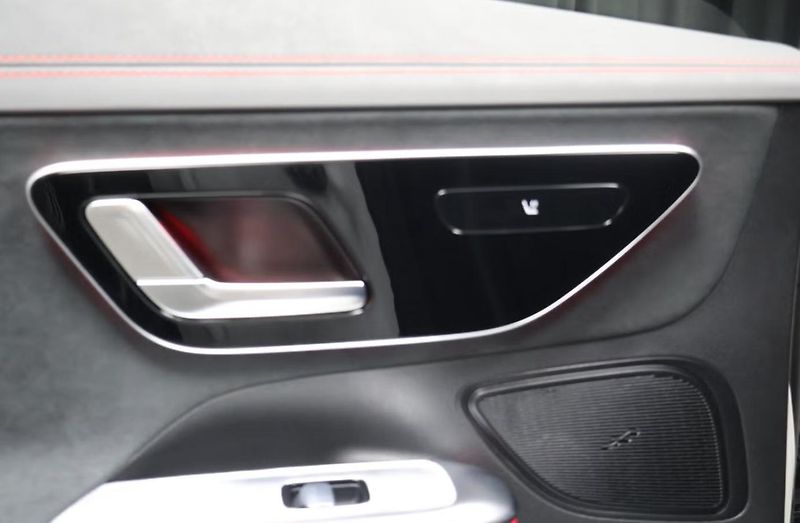 Mercedes-Benz EQE 350 AMG 4M Kamera Tažné BLIS  - fotka 23 z 23