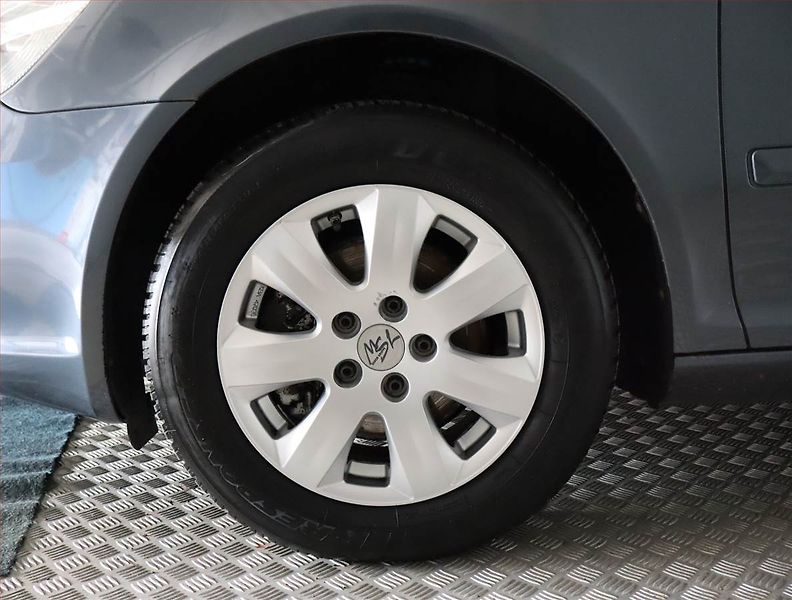 Škoda Octavia (2009) Ambiente 2.0 TDI, Navi - fotka 15 z 19