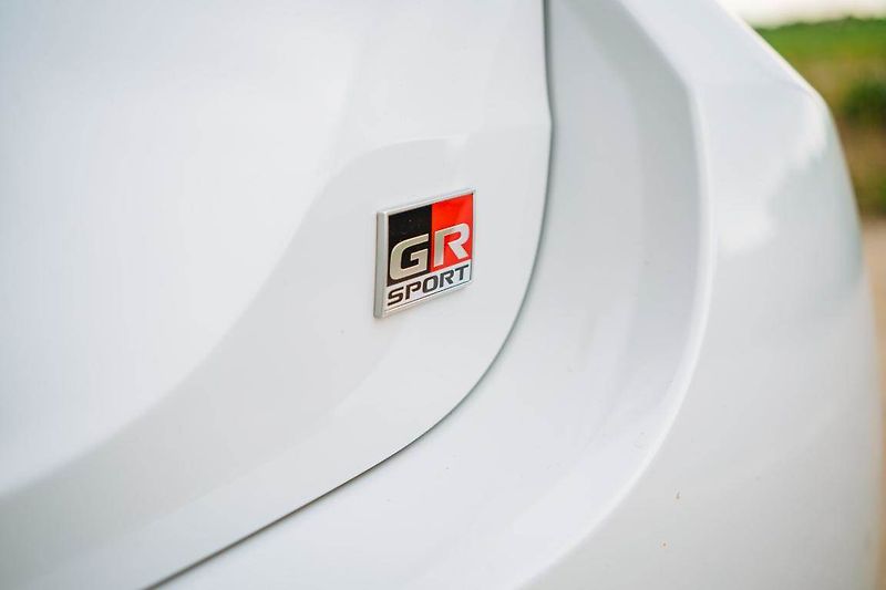 Toyota Yaris (2023) 1.5 VVT-i Hybrid - fotka 15 z 32
