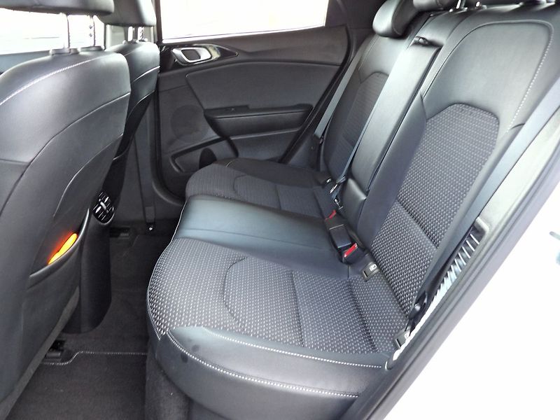 Kia Ceed 1.6GDI PHEV Comfort Tažné - fotka 24 z 36
