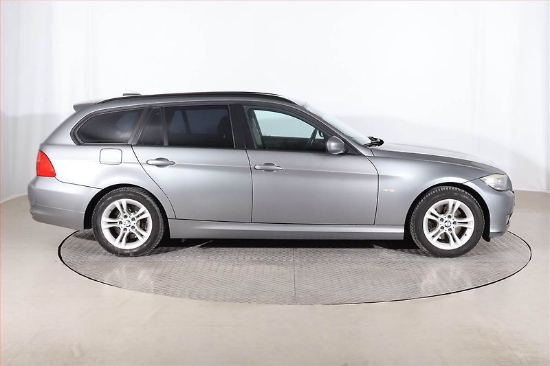 BMW Řada 3 (2010) 320 d xDrive, 4X4, Automat - fotka 6 z 24