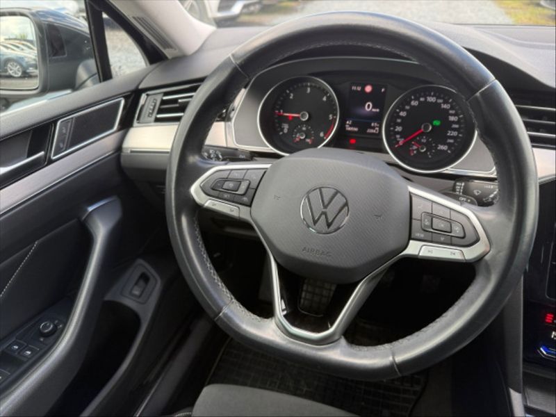 Volkswagen Passat 2,0 TDI Elegance DSG - fotka 9 z 10