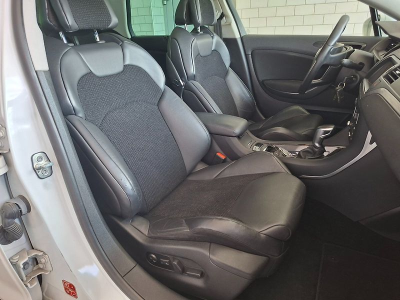 Citroën C5 (2011) TOURER 2.0HDi 120kW AUT - fotka 23 z 49