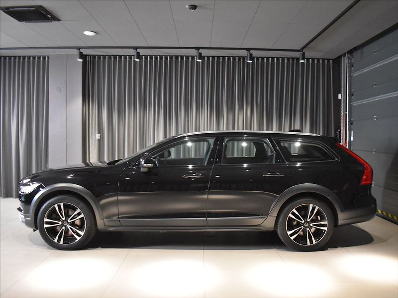 Volvo V90 2,0 CC D5 PRO Bezklíč,Tažný - fotka 2 z 26