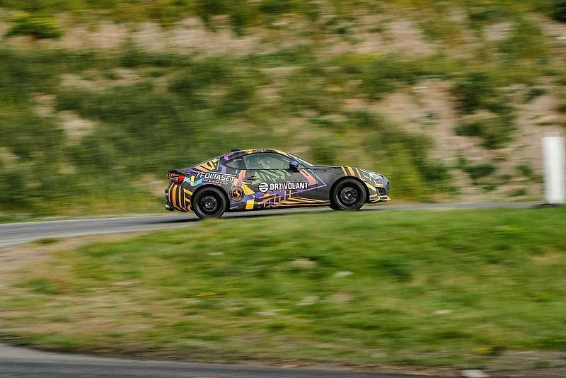 Ideální auta na blbnutí na uzavřených tratích? BMW a Subaru