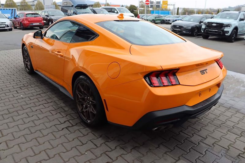 Ford Mustang (2026) Fastback 5.0 Bronze-Styling - fotka 4 z 24