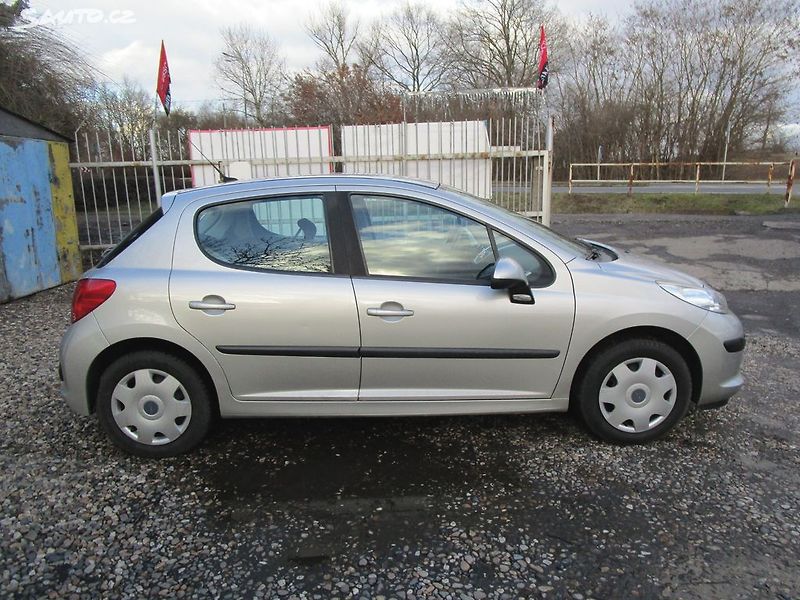 Peugeot 207 1,4 - 54KW + BATERIE - fotka 8 z 19
