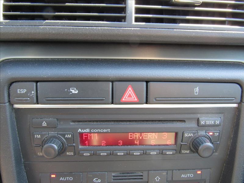 Audi A4 1,6 i 75kW Sedan - fotka 16 z 29