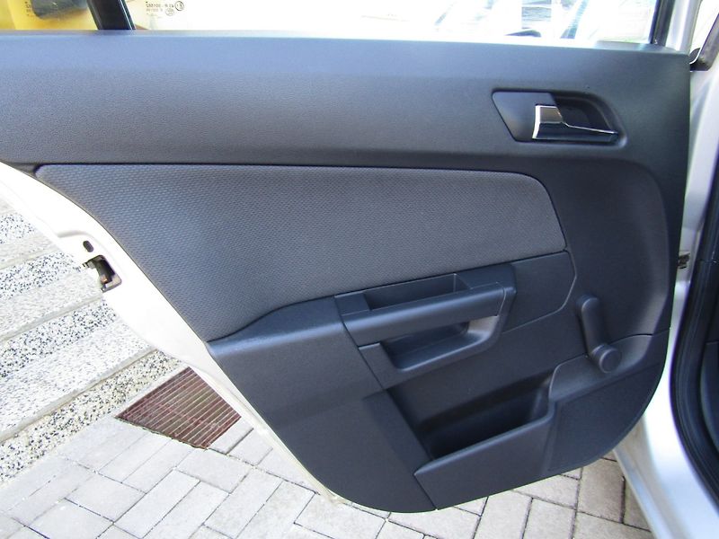 Opel Astra (2007) 1.8 16V AUTOMAT - fotka 20 z 35