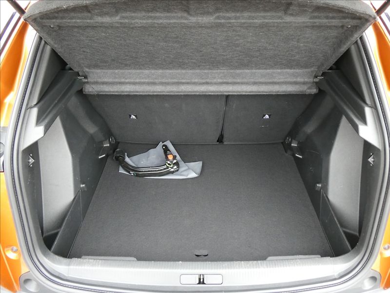 Peugeot 2008 1,2 PureTech 74kW Allure,závěs - fotka 24 z 45