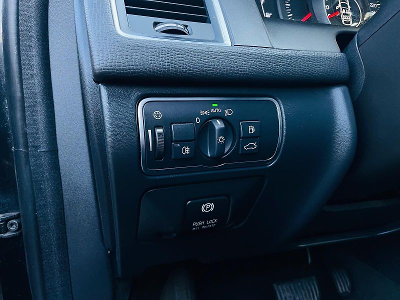 Volvo XC60 2.0D 5VÁLEC AUT TAŽNÉ VÝHŘEV - fotka 44 z 50