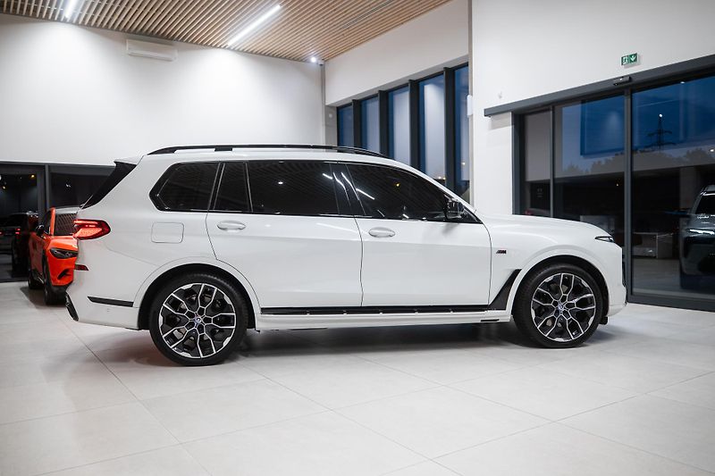 BMW X7 (2023) 40D 250KW M-SPORT MASÁŽE TAŽNÉ - fotka 3 z 49