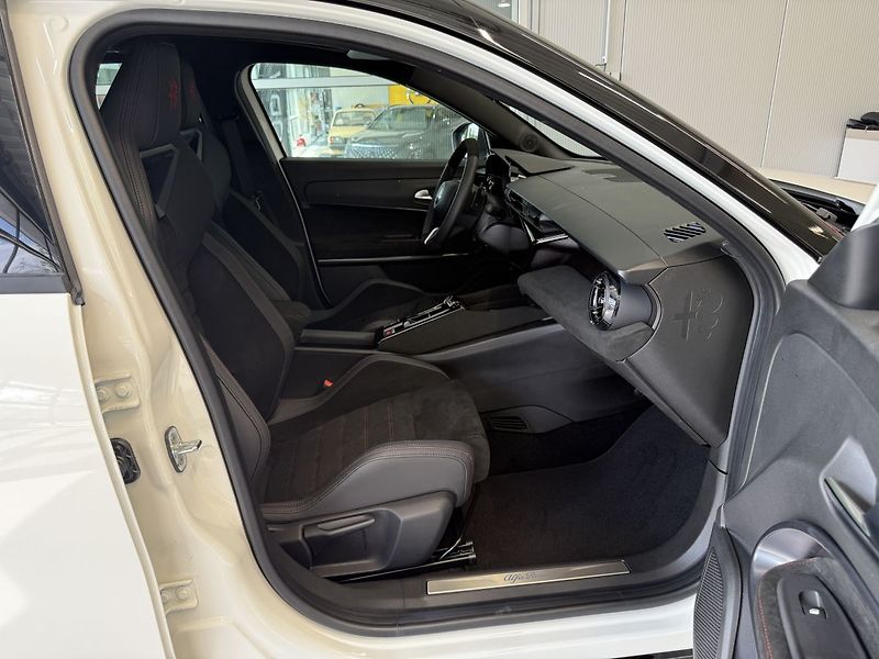 Alfa Romeo Junior (2025) Ibrida Q4 Speciale 1.2 Turbo H - fotka 19 z 22