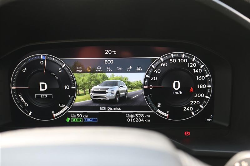 Mitsubishi Outlander 2,4 PHEV, 7míst, Invite - fotka 32 z 53