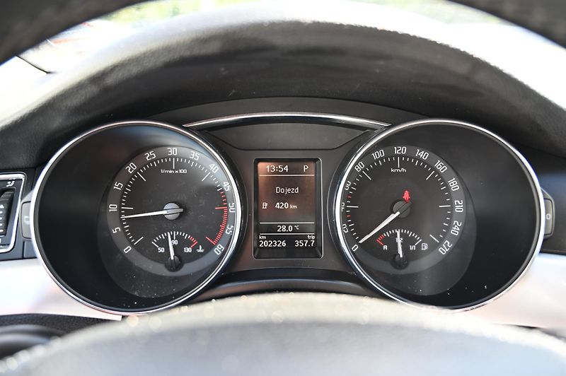 Škoda Superb 2.0TDI 125KW rezervace 3/2011 - fotka 12 z 43