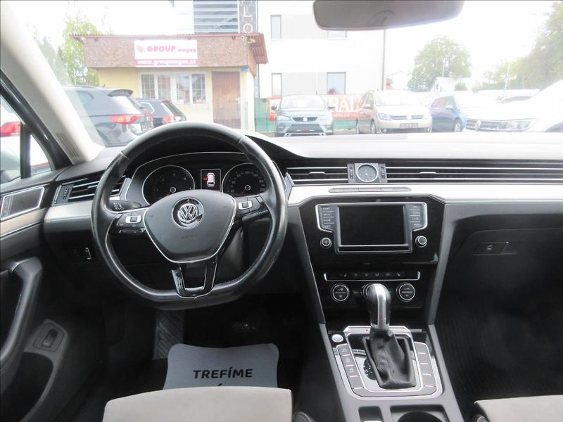 Volkswagen Passat 2,0 TDI DSG 4 Motion Highline - fotka 9 z 20