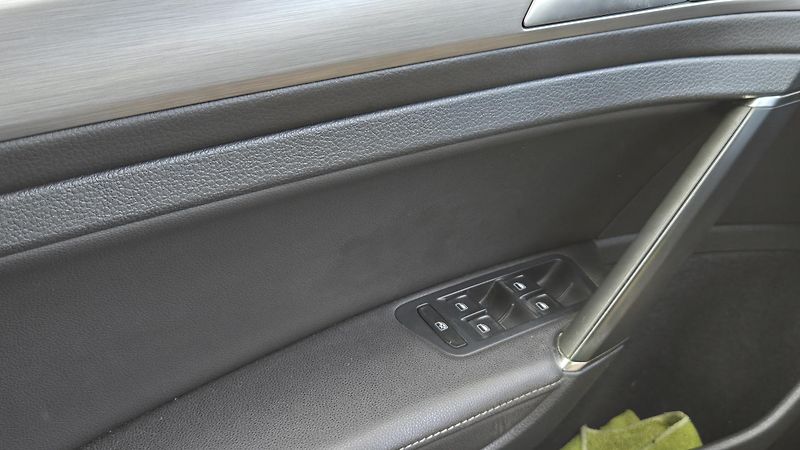 Volkswagen Golf 1.6TDI  DSG COMFORT 77KW - fotka 33 z 44