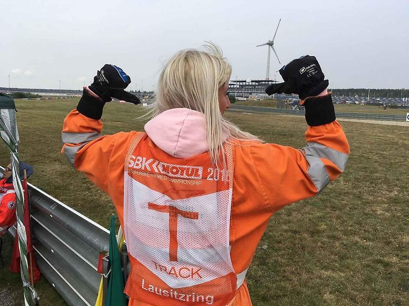 Kristýna Bíla je jednou z traťových komisařek na brněnském okruhu. Na snímku s motocyklovou legendou Valentinem Rossim.