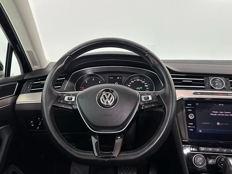 Volkswagen Passat R-Line DSG - fotka 18 z 32