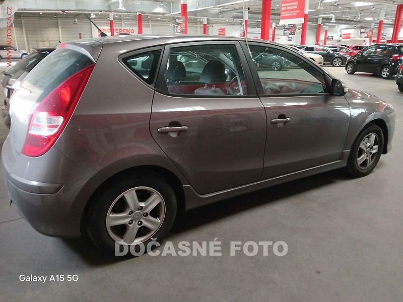 Hyundai i30 (2012) 1.4i, 2.maj,ČR, AC, temp - fotka 2 z 3