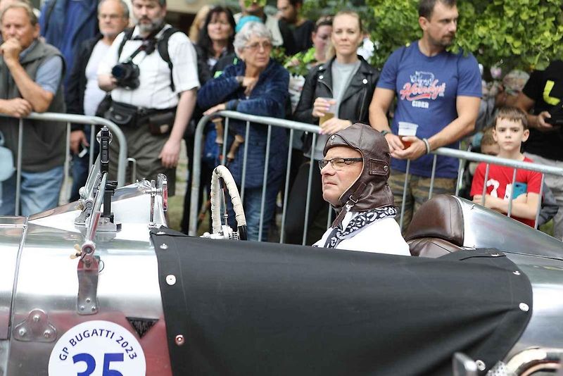 Na akci Jízda do vrchu a výstava historických vozidel se představilo na tři sta automobilů a motocyklů.