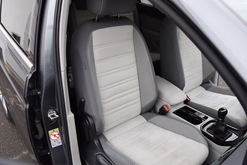 Volkswagen Touran (2017) 1.4TSI 110kw HIGHLINE 7M TAŽNÉ - fotka 43 z 50