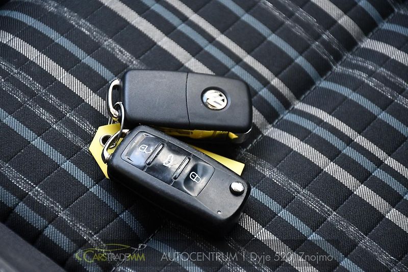 Volkswagen Touran 2.0TDi CROSS NAVI VÝHŘEV - fotka 36 z 48