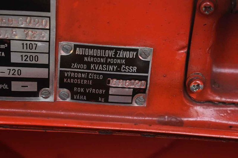 Tři z účastníků srazu před bránou továrny Škoda Auto v Kvasinách