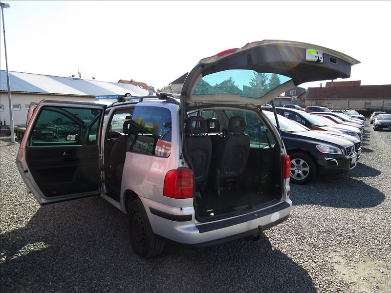 Volkswagen Sharan 1.9TDi aut. klima, 7 míst - fotka 34 z 43