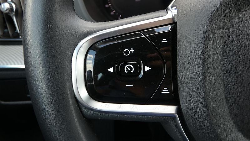Volvo XC60 B4 mHEV AWD Plus Dark - fotka 11 z 22