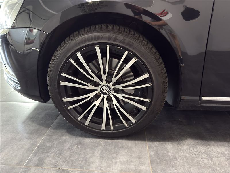 Volkswagen Passat 2,0   TDI DSG HIGHLINE BIXEN - fotka 33 z 42