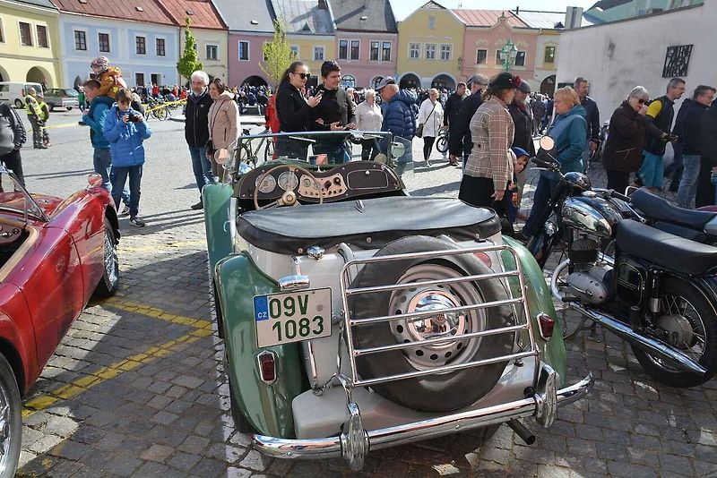 Automobiloví a motocykloví veteráni se vydali v neděli na tradiční jízdu Ze zámku na hrad. Start byl na Horním náměstí v Přerově, kde si lidé užili bohatý program.