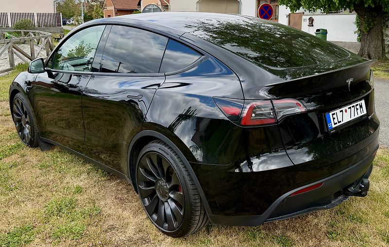 Tesla Model Y (2024) Long Range Dual Performance - fotka 6 z 17