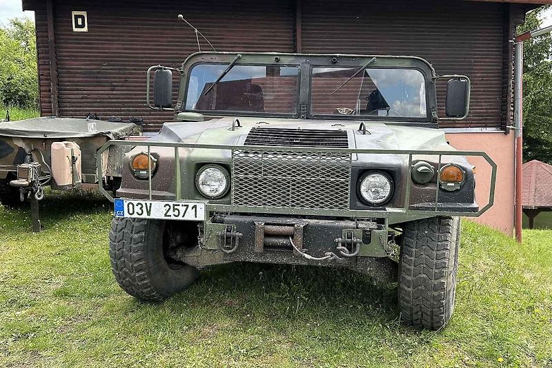 Veterány soutěžící o Zlomenou poloosu při své zastávce v Koutech.