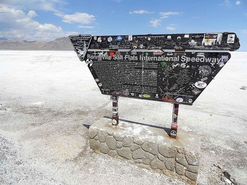 Vítejte v Bonneville Salt Flats! Cedule, která vítá návštěvníky solného jezera, kde se dosahuje rychlostních rekordů.