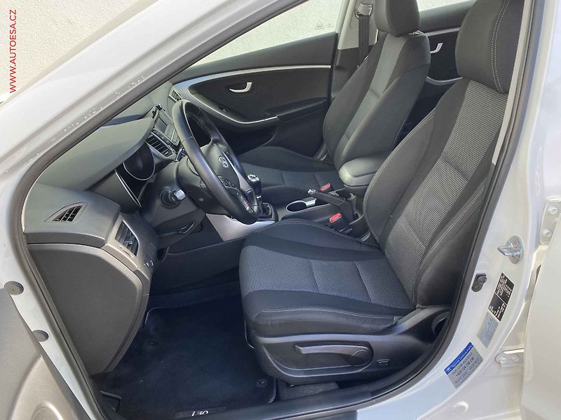 Hyundai i30 (2017) 1.6GDi, ČR, AC, temp - fotka 9 z 16
