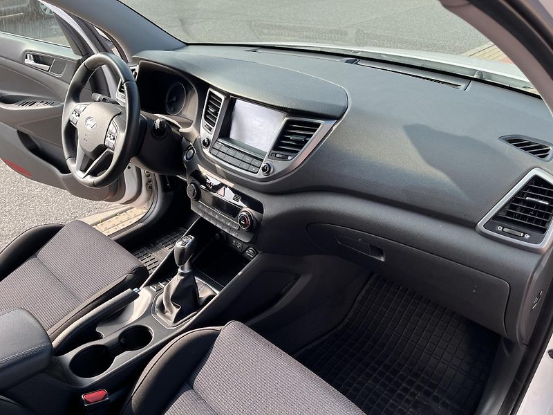 Hyundai Tucson 2.0 CRDi 4x4 ČR - fotka 15 z 33