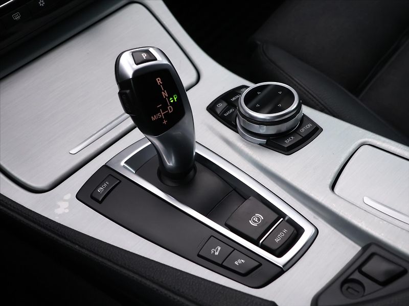 BMW Řada 5 3,0 530d x Drive Tažné Klima - fotka 28 z 38
