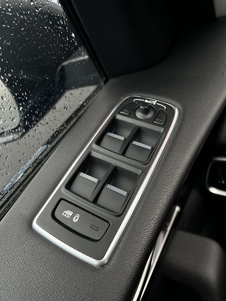 Jaguar F-Pace 25D AWD 177kW R-Sport DPH TZ - fotka 22 z 29