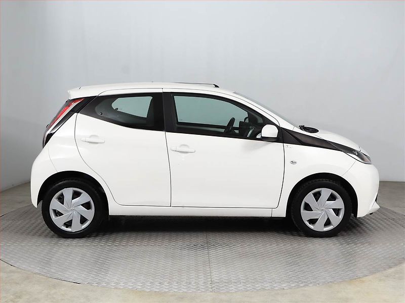 Toyota Corolla (2021) Style 2.0 Hybrid, Automat, ČR - fotka 6 z 13