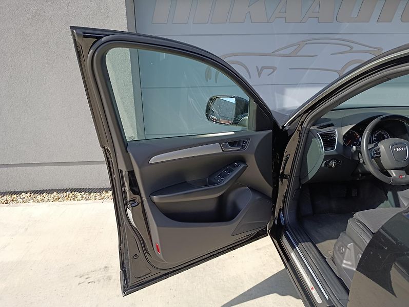 Audi Q5 2.0TDI QUATTRO S-LINE ČR - fotka 27 z 31